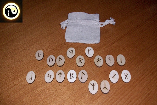 Runy armaniczne wypalane na drewienkach 20x30mm - zestaw w lnianym woreczku