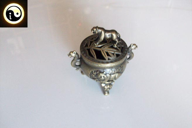 Mała kadzielnica z pokrywką