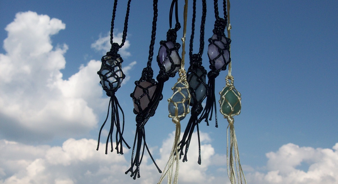 Wisiorki z kamienia i sznurka